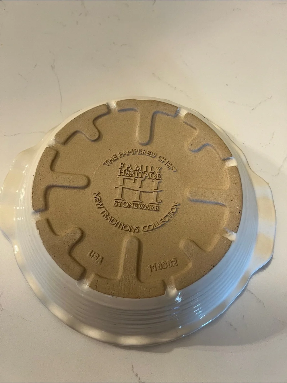 Pampered chef family heritage stoneware Pie Dish in Cream - Classic Bakeware